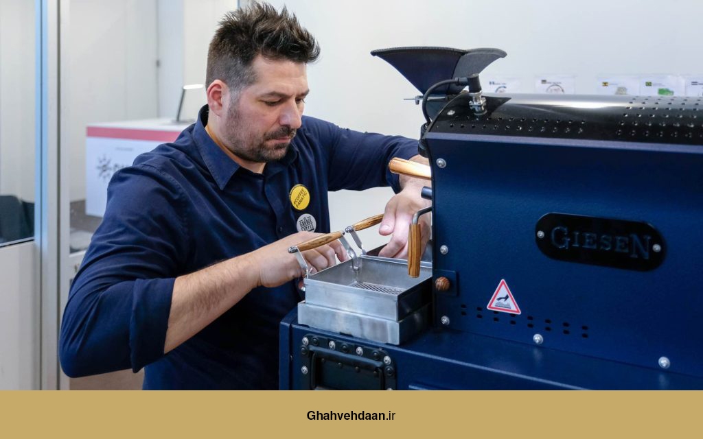 یک رُستر حرفهای در حال استفاده از دستگاه Giesen برای رُست قهوه، با تمرکز روی تنظیمات دستگاه.