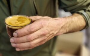 تصویر یک فنجان فلت رد در دست