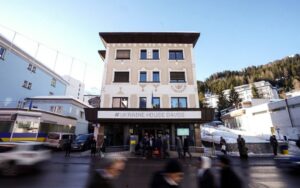 تصویر ساختمان کافه ای در اکراین که فلت رد های بی نظیری سرو می کند