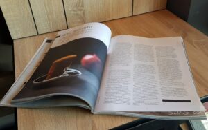 تصویر یک فنجان فلت رد در مجله